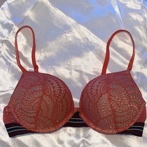 Victoria’s Secret bombshell plunge